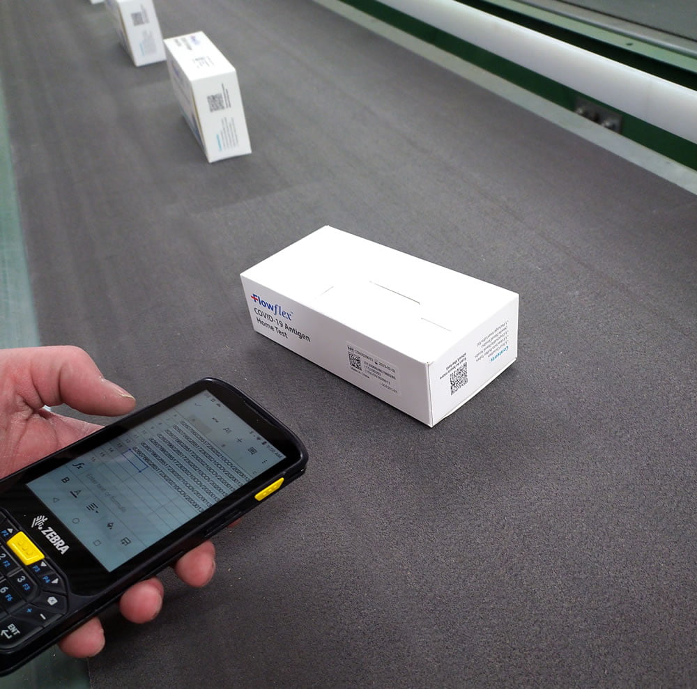 datacapture scanner capturing data of box on production line